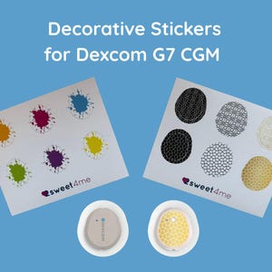 Op de afbeelding: Decoratieve stickers voor Dexcom G7 CGM-apparaten. Twee vellen stickers met kleurrijke verfspatten en geometrische patronen. Twee CGM-apparaten worden onder de stickers getoond. De tekst "sweet4me" is zichtbaar.