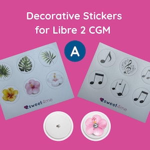 Peut inclure: Autocollants décoratifs pour Libre 2 CGM avec des motifs floraux et musicaux. Les autocollants présentent des images de feuilles tropicales, de fleurs et de notes de musique. L'image comprend également deux capteurs CGM blancs, dont un avec un autocollant floral.