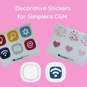 Può includere: Adesivi decorativi per dispositivi Simpler CGM. L'immagine mostra due fogli di adesivi con varie icone e motivi a cuore, insieme a due dispositivi CGM. Lo sfondo è rosa e il testo "sweet4me" è visibile.