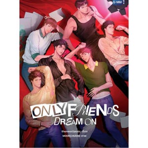 Peut inclure: Illustration de six hommes dans diverses poses, sur fond rouge. L'image pr&eacute;sente le texte "ONLY FRIENDS DREAM ON" dans une police stylis&eacute;e. Les hommes sont v&ecirc;tus de tenues d&eacute;contract&eacute;es.