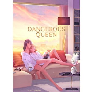 Könnte beinhalten: Illustration mit dem goldenen Text "DANGEROUS QUEEN", die zwei Personen in weißen Hemden auf einem Sofa zeigt. Der Hintergrund zeigt eine Stadtlandschaft und einen Sonnenuntergang. Ein Couchtisch mit Telefon und Vase mit Federn.