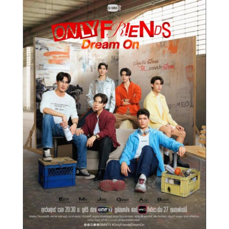 Peut inclure: Image promotionnelle pour "Only Friends: Dream On" avec six personnes. Le titre est en rouge et blanc, avec "Dream On" en jaune. Les personnes portent diverses tenues, et l'arri&egrave;re-plan est un m&eacute;lange de bois et d'&eacute;l&eacute;ments industriels.
