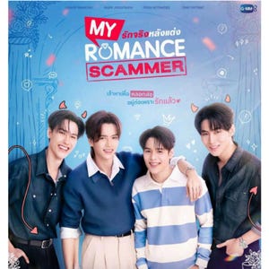 Peut inclure: Affiche promotionnelle pour "My Romance Scammer" avec quatre jeunes hommes. Le titre est en rouge et blanc, avec le mot "Romance" en forme de diamant. Du texte thaï est également présent. Le fond est bleu avec des éléments décoratifs.