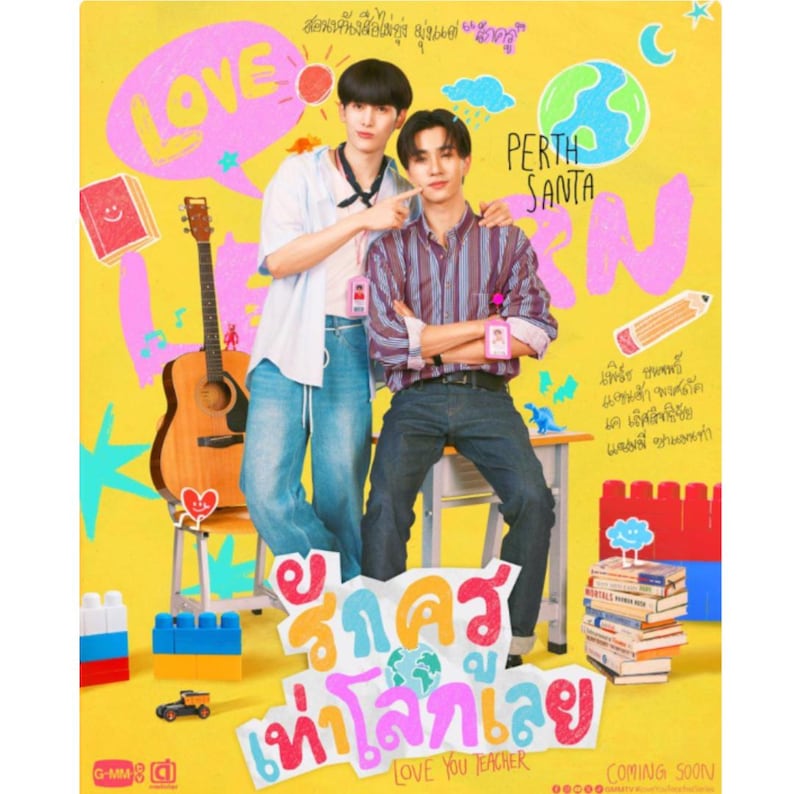 Puede incluir: Un p&oacute;ster amarillo vibrante con dos j&oacute;venes, las palabras "LOVE" y "PERTH SANTA" en rosa y blanco, y texto tailand&eacute;s. Tambi&eacute;n se ven una guitarra, libros y un coche de juguete. La frase "LOVE YOU TEACHER" est&aacute; en la parte inferior.
