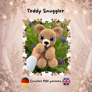 Könnte beinhalten: Ein braunes gehäkeltes Teddybär-Spielzeug mit großen dunklen Augen und einer kleinen dunklen Nase. Der Text Teddy Snuggler steht oben, und Crochet PDF pattern steht unten mit deutscher und britischer Flagge. Der Text By Jamie's Blossom steht unten.