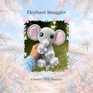 Op de afbeelding: Een grijs gehaakt olifantje met grote oren met roze centra en donkerblauwe ogen. De olifant heeft witte accenten op de voeten en een slurf. De tekst luidt Elephant Snuggler, Crochet PDF Pattern en By Jamie's Blossom.
