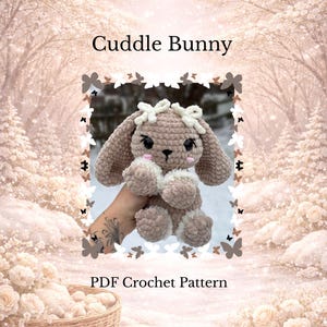 Puede incluir: Una taza de cerámica blanca con un asa negra y el texto "But First, Coffee" en un estilo manuscrito. La taza está sobre una superficie blanca. La taza mide 10 cm de alto.