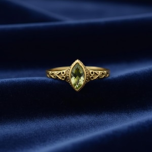 Anillo de oro con peridoto vintage, banda delicada de piedra preciosa verde pera, anillo de compromiso bohemio, joyería minimalista hecha a mano, regalo para ella.