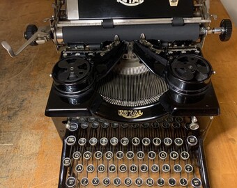 Vintage Olivetti Lettera 41 off White Typewriter - Good Condition