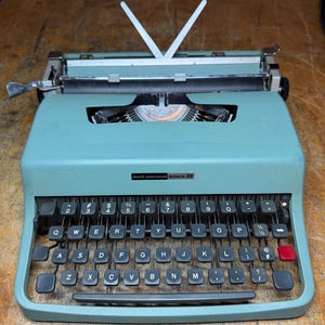 olivetti-underwood lettera 32 typewriter