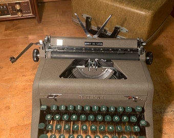 Royal Quiet De Luxe typewriter