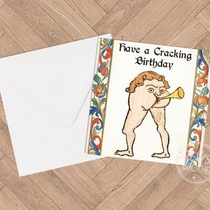 Puede incluir: Tarjeta de cumplea&ntilde;os humor&iacute;stica con el texto "Have a Cracking Birthday" y una ilustraci&oacute;n medieval de una figura tocando la trompeta con su trasero. Incluye un sobre blanco.