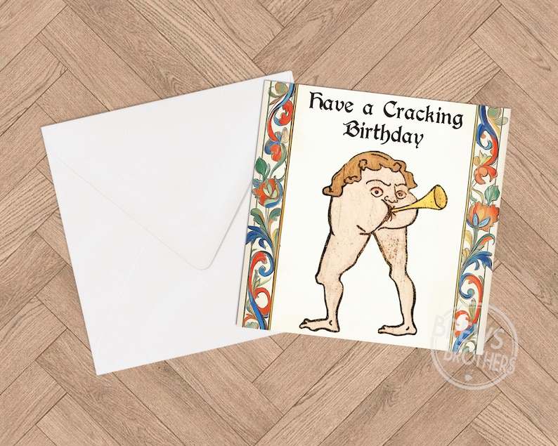 Puede incluir: Tarjeta de cumplea&ntilde;os humor&iacute;stica con el texto "Have a Cracking Birthday" y una ilustraci&oacute;n medieval de una figura tocando la trompeta con su trasero. Incluye un sobre blanco.