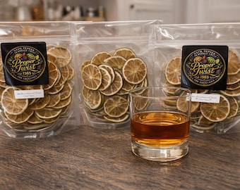 Tranches de lime déshydratées assaisonnées au piment datil de Floride pour cocktails.