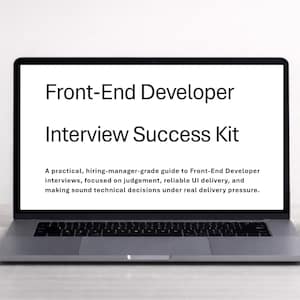 Könnte beinhalten: Ein Laptop mit der Aufschrift "Front-End Developer Interview Success Kit" auf dem Bildschirm. Der Text wird von einer Beschreibung des Schwerpunkts des Kits auf Interviews, UI-Bereitstellung und technische Entscheidungsfindung begleitet. Rechts sind eine Tasse und eine Pflanze.