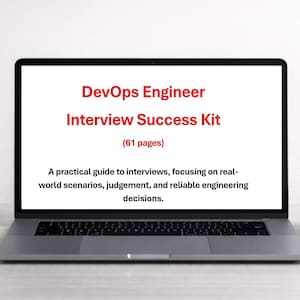Könnte beinhalten: Ein Laptop zeigt "DevOps Engineer Interview Success Kit" in roter Schrift. Der Bildschirm zeigt auch eine Beschreibung des 61-seitigen Leitfadens, der sich auf reale Szenarien und technische Entscheidungen konzentriert. Eine weiße Tasse und ein Notizbuch liegen auf dem Tisch.