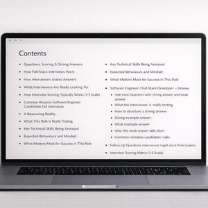 Pu&ograve; includere: Un computer portatile mostra un documento intitolato "Contenuti". Il documento elenca argomenti relativi ai colloqui di lavoro per ingegneri del software, tra cui punteggio, risposte forti ed errori comuni.