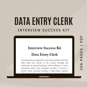 Op de afbeelding: Een laptop toont een document getiteld "Interview Success Kit" voor een Data Entry Clerk. De tekst beschrijft de rol en verantwoordelijkheden. De afbeelding bevat de tekst "DATA ENTRY CLERK INTERVIEW SUCCESS KIT" en "206 PAGES | PDF".