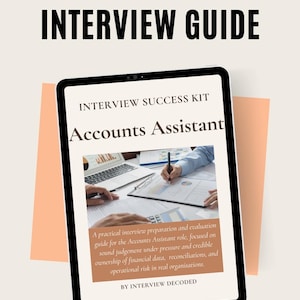 Könnte beinhalten: Ein schwarzes Tablet zeigt oben den Text „INTERVIEW GUIDE“ und auf dem Bildschirm „INTERVIEW SUCCESS KIT Accounts Assistant“. Der Bildschirm zeigt ein Foto von Personen, die mit Dokumenten arbeiten. Der Text „BY INTERVIEW DECODED“ ist ebenfalls sichtbar.