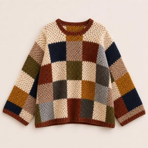 Pode incluir: Uma camisola de manga comprida com um design de patchwork multicolorido feito de quadrados de croché. A peça apresenta um padrão de grelha de quadrados em creme, castanho escuro, verde azeitona, azul marinho, bege e cinzento com gola redonda canelada.