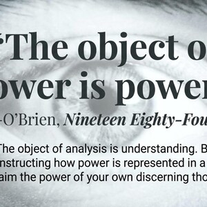 Könnte beinhalten: Graustufenbild mit einem Auge im Hintergrund und überlagertem Text. Der Text lautet: "The object of power is power." -O'Brien, Nineteen Eighty-Four. Weiterer Text behandelt Analyse und Verständnis.