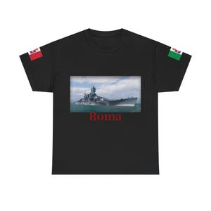 Puede incluir: Camiseta negra con una imagen de un acorazado y la palabra "Roma" en rojo. La imagen está situada sobre un fondo de mar y cielo azules. La camiseta tiene pequeños gráficos de banderas en los hombros. Un diseño clásico.