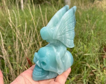 Ángel de piedra amazónica natural en bruto de 4,7 pulgadas, soporte de cristal tallado a mano, decoración para meditación, regalo