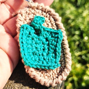 Amulet aardebeeld - handgehaakte dierenriembedel, geaard groeisymbool