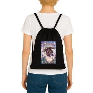 Könnte beinhalten: Schwarzer Kordelzugrucksack mit einer farbenfrohen Grafik. Die Grafik zeigt eine Zeichentrickfigur in einem braunen Gewand, die in einem Fantasiehimmel schwebt, mit dem Wort "Wheeeeee" darüber. Der Hintergrund umfasst eine Stadtlandschaft und Wolken.