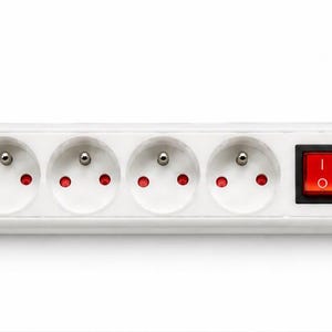 Pode incluir: Uma régua de energia branca com quatro tomadas com pinos de aterramento e um interruptor retangular vermelho iluminado no lado direito. O dispositivo tem orientação horizontal com abas de montagem nas extremidades e um cabo branco.