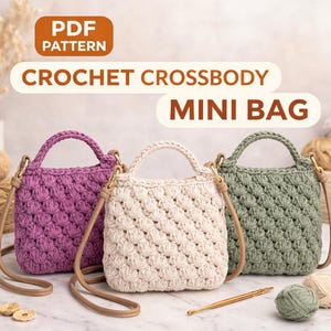 Puede incluir: Tres mini bolsos cruzados de ganchillo en morado, crema y verde, cada uno con un asa a juego y una correa larga y ajustable. Los bolsos tienen un patrón de puntadas texturizadas y herrajes dorados. La imagen incluye el texto "PDF PATTERN" y "CROCHET CROSSBODY MINI BAG".