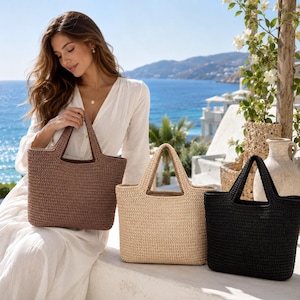 Peut inclure: Trois sacs cabas structurés en matière tressée, présentés en marron, beige et noir. Chaque sac présente une base rectangulaire, un fond plat et deux anses triangulaires intégrées. Les sacs sont présentés ensemble en un ensemble.
