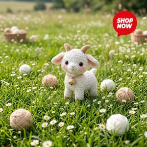 Peut inclure: Une tasse en céramique blanche avec une anse noire et l'inscription "But First, Coffee" en gras noir. La tasse est posée sur un fond flou, suggérant un cadre chaleureux.