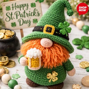 Könnte beinhalten: Ein gehäkelter St. Patrick's Day-Wichtel mit grünem Hut, Jacke und Bart. Der Wichtel hält einen Bierkrug und hat einen orangefarbenen Bart. Ein Schild mit der Aufschrift "Happy St. Patrick's Day" ist im Hintergrund. Goldmünzen und Kleeblätter sind verstreut.