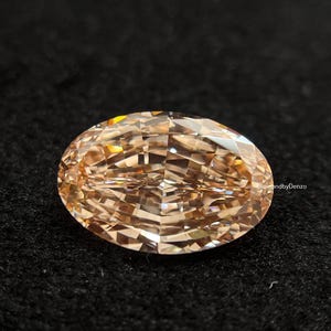 Pode incluir: Uma caneca de cerâmica branca com uma alça preta e o texto "But First, Coffee" em negrito preto. A caneca se destaca em um fundo desfocado, destacando seu design limpo.