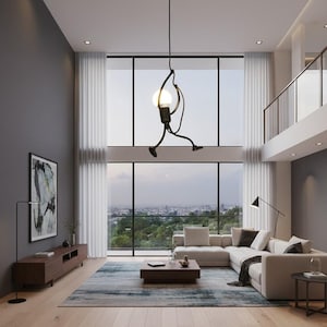 Op de afbeelding: Een moderne woonkamer met een unieke lamp. De zwarte metalen lamp heeft de vorm van een klimmende persoon, met een gloeilamp als hoofd. De kamer heeft een grote hoekbank, een salontafel en een groot raam met uitzicht op de stad.
