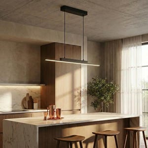 Può includere: Una cucina moderna con una lampada a sospensione lineare nera sopra un'isola con piano in marmo e sgabelli in legno. La cucina presenta mobili in legno, un paraschizzi in marmo e una piccola pianta.