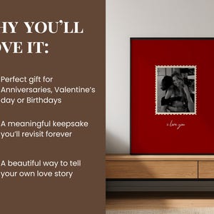 K&ouml;nnte beinhalten: Gerahmter Druck mit schwarzem Rand, der ein Schwarz-Wei&szlig;-Foto in einem Briefmarken-Design auf rotem Hintergrund zeigt. Die Worte "i love you" sind unter dem Foto geschrieben. Der Druck wird auf einem Holzschrank ausgestellt.