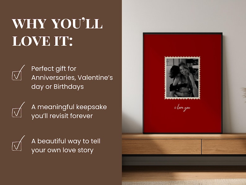 K&ouml;nnte beinhalten: Gerahmter Druck mit schwarzem Rand, der ein Schwarz-Wei&szlig;-Foto in einem Briefmarken-Design auf rotem Hintergrund zeigt. Die Worte "i love you" sind unter dem Foto geschrieben. Der Druck wird auf einem Holzschrank ausgestellt.