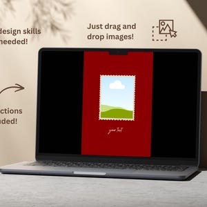 K&ouml;nnte beinhalten: Ein Laptop zeigt eine rote Grafik mit einem Briefmarken-Design, das ein Landschaftsbild enth&auml;lt. Der Text auf dem Bildschirm lautet "Just drag and drop images!" und "your text." Zus&auml;tzlicher Text lautet "No design skills needed!" und "Instructions included!"