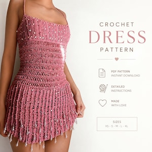 Puede incluir: Vestido rosa de ganchillo con escote cuadrado y flecos de cuentas. El vestido presenta un patrón de ganchillo detallado y está adornado con lentejuelas. La imagen incluye el texto "CROCHET DRESS PATTERN" y opciones de tallas.