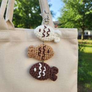 Llavero de pez de ganchillo, lindo colgante para bolso con peces apilados, llavero Taiyaki de amigurumi, accesorio para bolso Kawaii hecho a mano, regalo en tono neutro para ella.