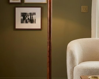 Lámpara de pie de madera con diseño de espiral tallada, 142 cm de altura, iluminación rústica.