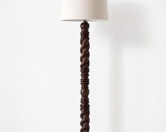 Lámpara de pie de madera hecha a mano: diseño en espiral tallado, 142 cm de altura, iluminación rústica.