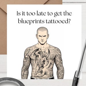 Puede incluir: Una tarjeta de felicitación con el texto "¿Es demasiado tarde para tatuarse los planos?" presenta a un hombre con un diseño de tatuaje detallado. En la imagen también hay un sobre marrón, esposas y un bolígrafo.