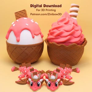Puede incluir: Dos recipientes con forma de helado y dos pequeñas figuras de dragón con glaseado rosa, chispas blancas y adornos de barquillo. Texto: Digital Download For 3D Printing Patreon.com/Zinibow3D. Los objetos son marrones, blancos y rosas.