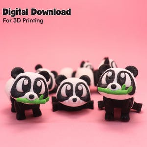 Peut inclure: Plusieurs figurines de panda imprimées en 3D, avec des corps noirs et blancs, de grands yeux et du bambou vert dans la bouche, sont disposées sur un fond rose. Le texte "Digital Download For 3D Printing" est en haut.