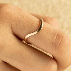 Fijne minimalistische ring in de vorm van een zeegolf, 14k massief gouden golfring, kleine zigzagring, minimalistische gebogen gouden ring, stapelbare trouwring met oceaanmotief