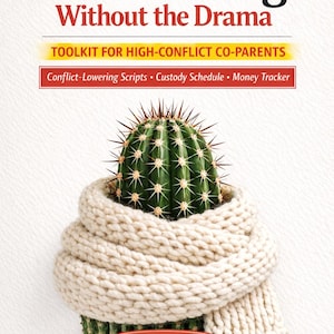 Può includere: Copertina di un libro con il titolo "Co-Parenting Without the Drama" e il sottotitolo "Toolkit for High-Conflict Co-Parents". Un cactus è avvolto in una sciarpa color crema. Il libro è un toolkit PDF stampabile di 48 pagine.