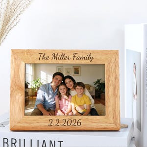 Marco de fotos de madera maciza personalizado con impresión profesional personalizada / Decoración de mesa grabada personalizada